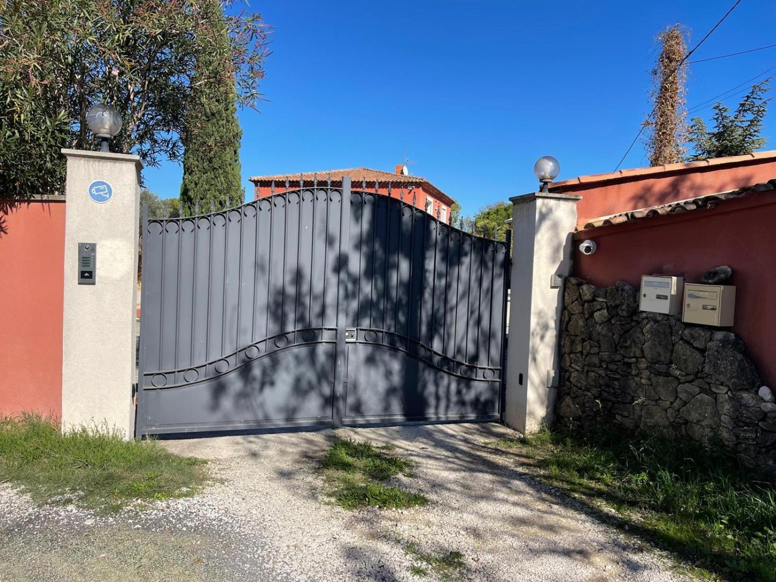 La Casa Bella Aparthotel Gignac-la-Nerthe Exterior photo